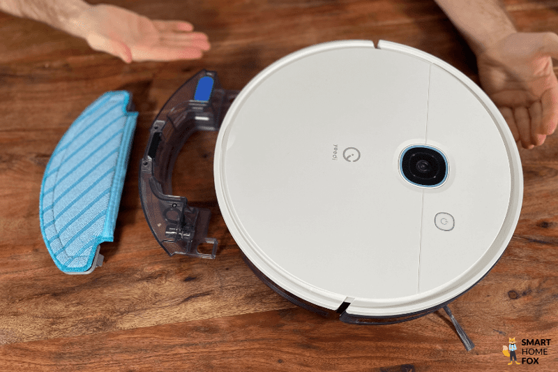 Wischplatte inklusive Wischtuch wird von hinten am Yeedi Vac Hybrid Saug-Wisch-Roboter angebracht